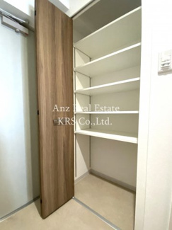 【玄関】 | ル・マージュ新町 | 玄関にあるシューズインクローク！たっぷり入ります♪