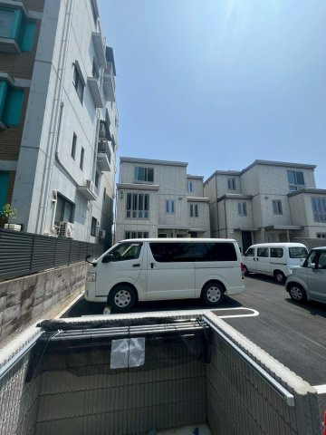 アレスハイム武庫之荘　B棟の駐車場