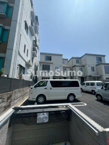 アレスハイム武庫之荘　B棟の駐車場