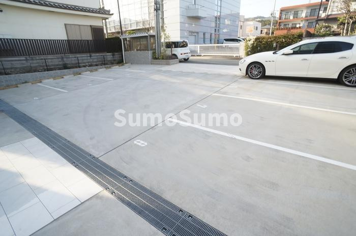 ONLY ONE宝塚駅前の駐車場