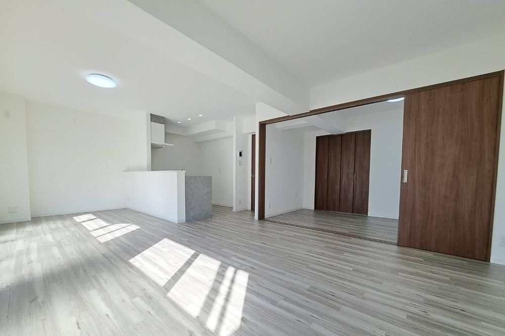 守口太子橋マンションの居間・リビング|LDK18.5帖
■物件内覧・資金計画相談・住宅ローン相談、リフォーム相談、お問合せ受付中■
※当日・翌日のご内覧、ご相談はお電話でのお問合せがスムーズです！