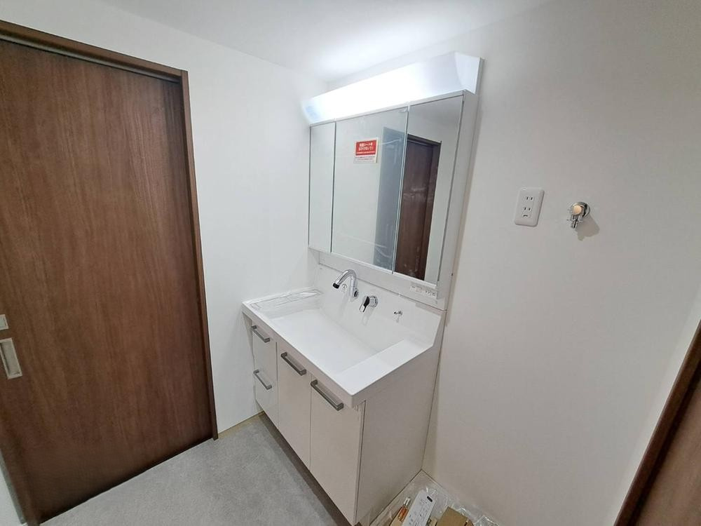 守口太子橋マンションの独立洗面台|シャワー付き洗面化粧台
■物件内覧・資金計画相談・住宅ローン相談、リフォーム相談、お問合せ受付中■
※当日・翌日のご内覧、ご相談はお電話でのお問合せがスムーズです！