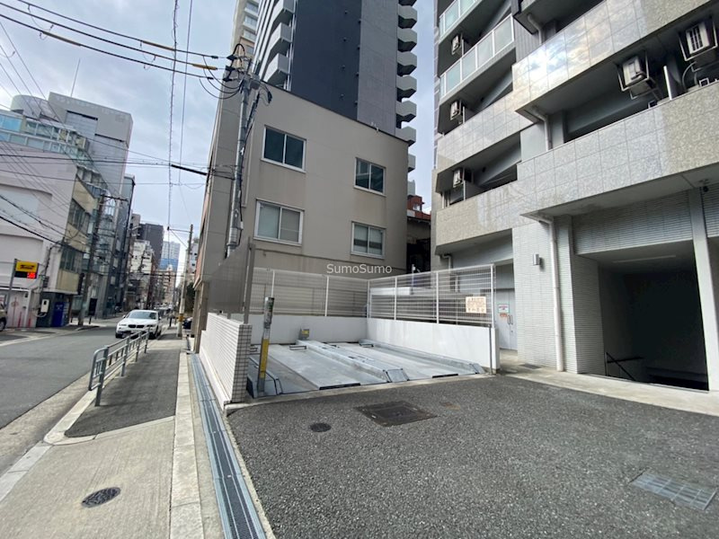 エステムプラザ大手前エヴァースの駐車場|駐車場があるので、車を買う予定の方も安心です