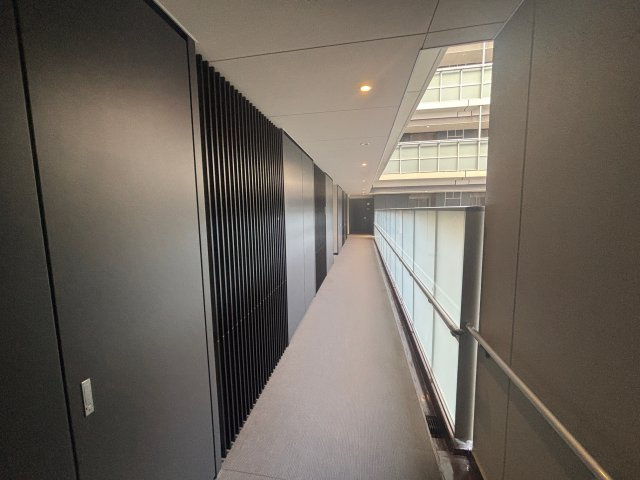 大変綺麗な共用廊下とトランクルーム