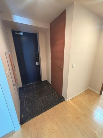 シューズインクローゼット付きの明るい玄関です