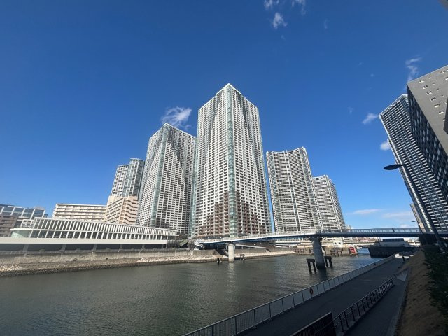 地上58階建・直接基礎・制震構造採用のタワーレジデンス（中央）