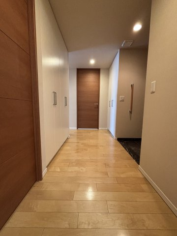 彩度の高い床・クロスが廊下全体を明るくしてくれます。