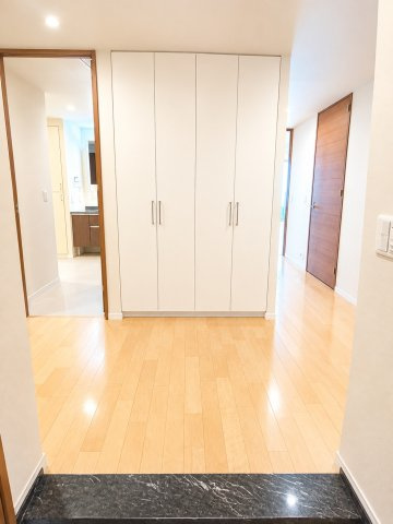 玄関から見た廊下部分