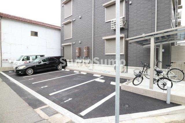 エスタ・ビエンの駐車場