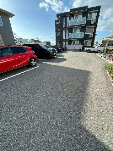 LUCE(ルーチェ)の駐車場|車をお持ちの方に嬉しい駐車場付きの物件です