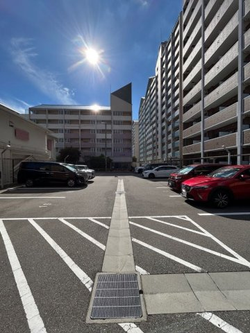 Luxe神戸WESTの駐車場