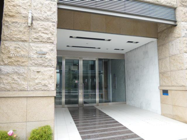 TOMODOAL 北梅田のエントランス|建物の内部です