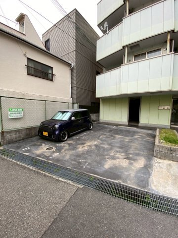 オーシャンビュー湊町の駐車場