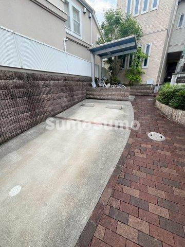 エトワール岡本の駐車場