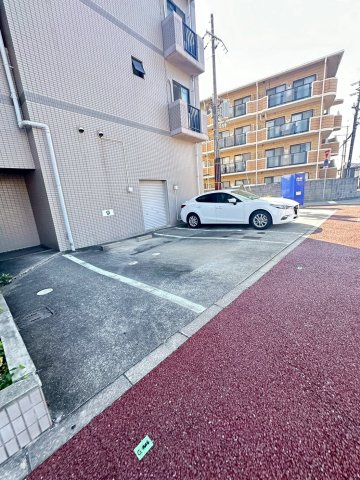 オーズコートの駐車場