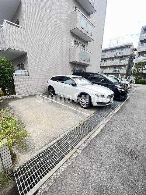 エムグランツ壱番館の駐車場