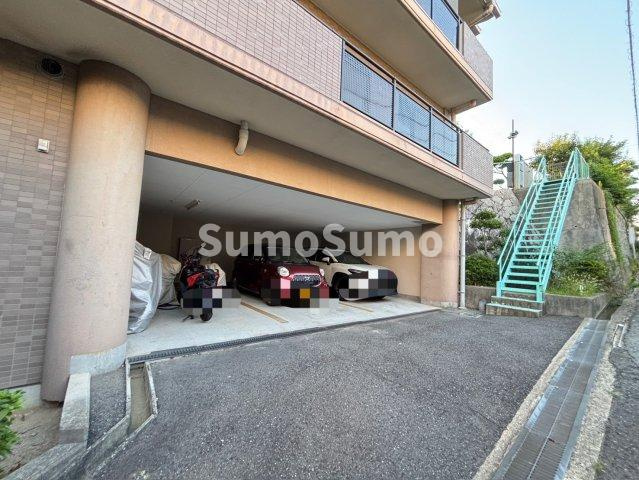 オクトー夙川の駐車場