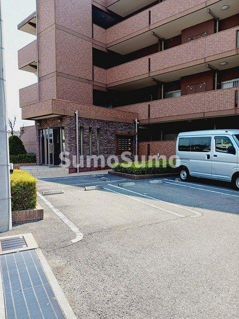 ＴＫエレガンテの駐車場|車をお持ちの方に嬉しい駐車場付きの物件です