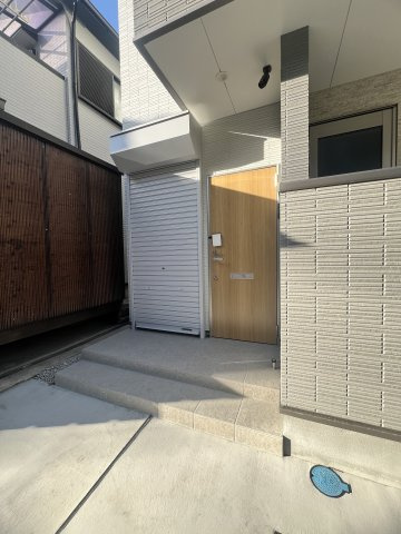 D-003のエントランス