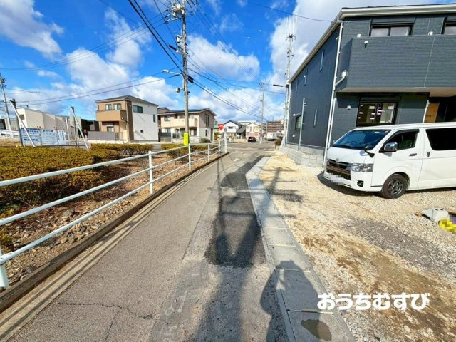 小牧市二重堀中屋敷(全7棟)の前面道路含む現地写真