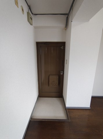 オオギビルの玄関
