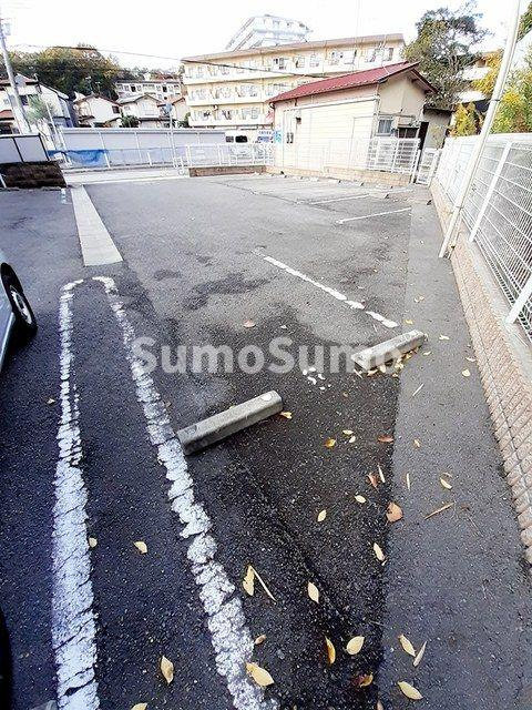 アイリス　プレイスの駐車場|駐車場があるので、車を買う予定の方も安心です