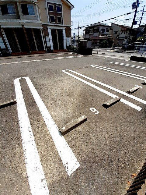 アイリス　プレイスの駐車場