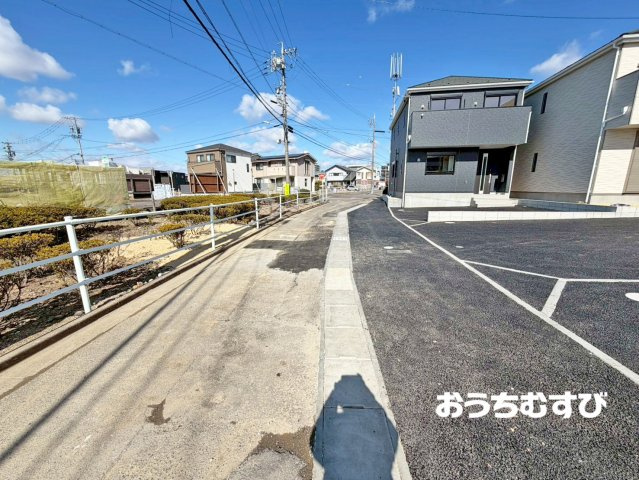 小牧市二重堀中屋敷(全7棟)の前面道路含む現地写真