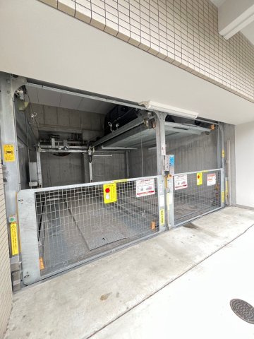 クリエイトビュー三宮磯上公園の駐車場