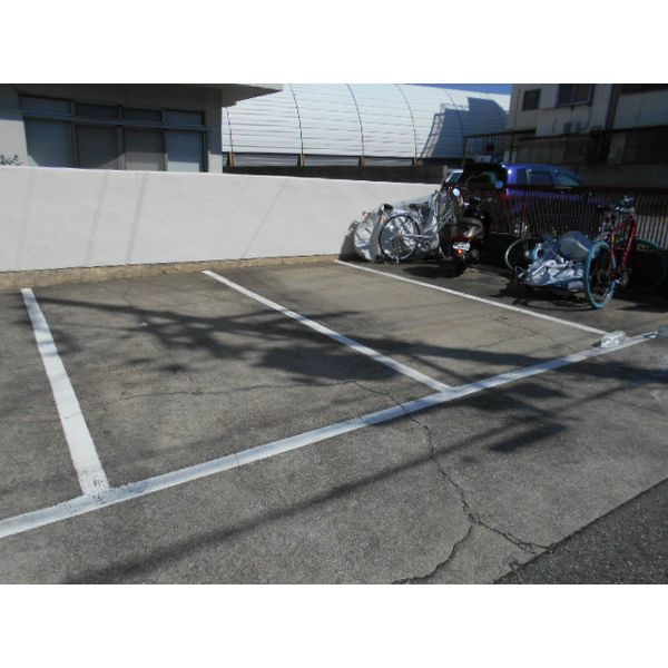 グリーンヒル清水ヶ丘 の駐車場|車をお持ちの方に嬉しい駐車場付きの物件です