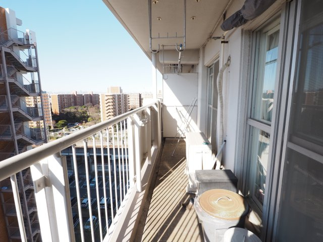 バルコニーは横幅が広く、洗濯物はもちろん。植栽なども楽しめることができます。