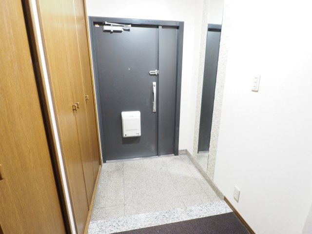 広々とした玄関には天井高までの大容量の収納が備わっております。