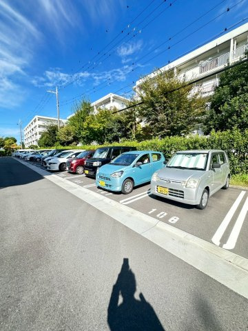 グリーンヒル新多聞305号棟の駐車場|駐車場があるので、車を買う予定の方も安心です