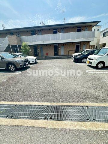 アゼリアコートの駐車場|車をお持ちの方に嬉しい駐車場付きの物件です