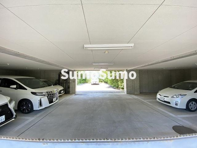 アジュール塚口の駐車場