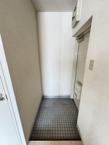 クレーン奥山の玄関