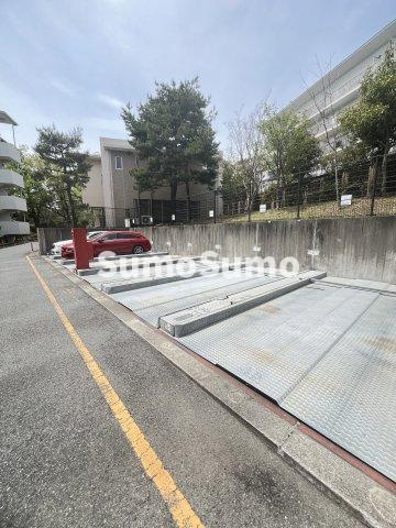 グリーンヒルズ御影3号棟の駐車場|駐車場完備です