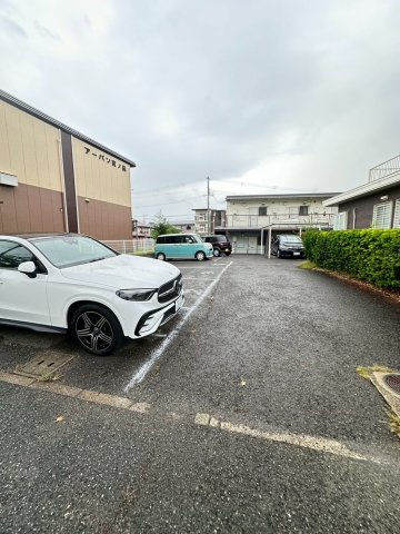 アーバン宮の前の駐車場