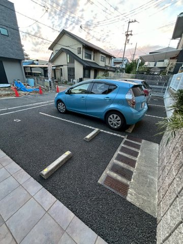 アストルの駐車場