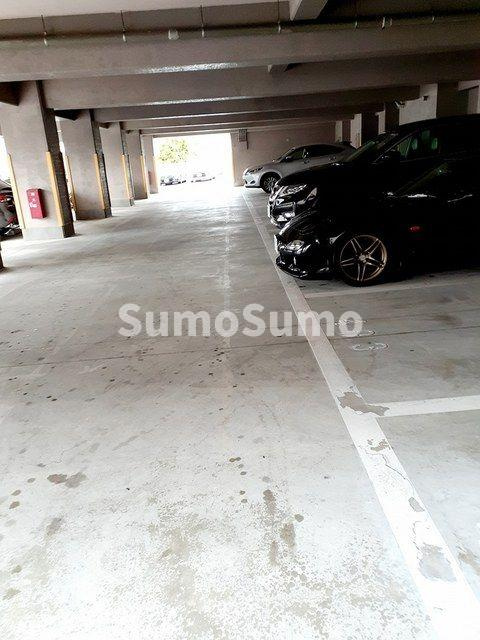 アーバンリバブルの駐車場