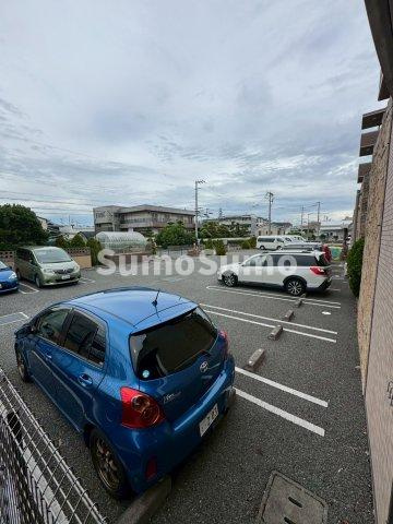 グレイスコートの駐車場|駐車場があるので、車を買う予定の方も安心です
