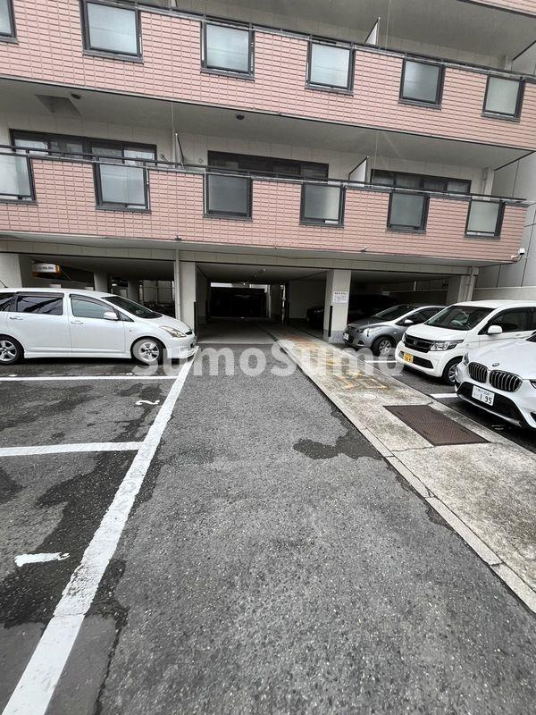 クレール松の内のエントランス|駐車場があるので、車を買う予定の方も安心です