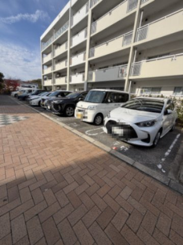 グリーンヒルズ鷹取１号棟の駐車場