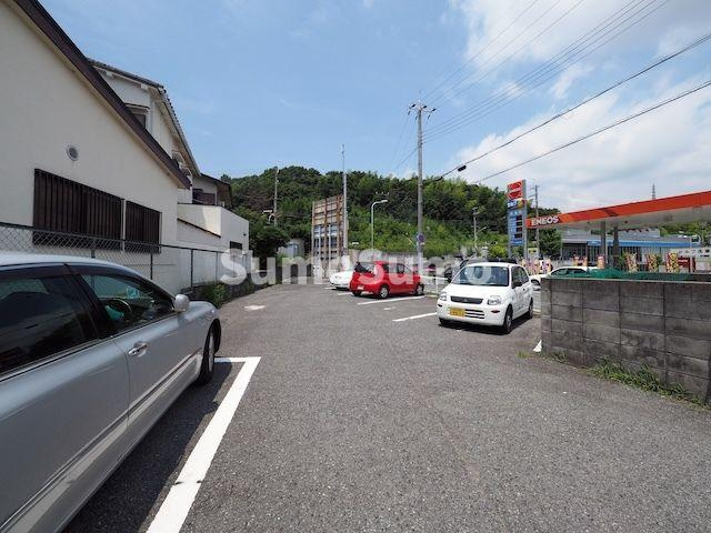 グリーンハイツ名谷の駐車場|駐車場があるので、車を買う予定の方も安心です