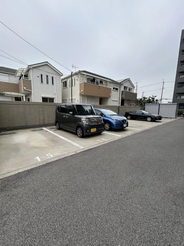グランピアウエストの駐車場|駐車場があるので、車を買う予定の方も安心です