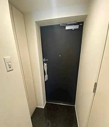 メイクス若松河田の玄関