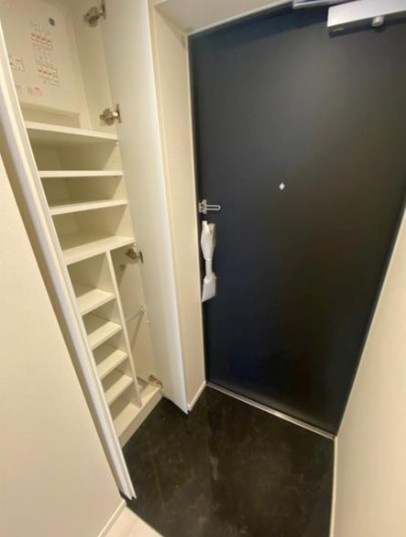 メイクス若松河田の玄関