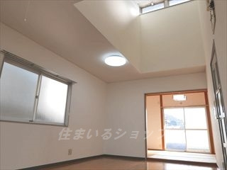 コーポ上迫の居間・リビング|リビングに天窓あり