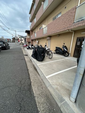 サニーパレス神陵台の駐車場|駐車スペースもあります