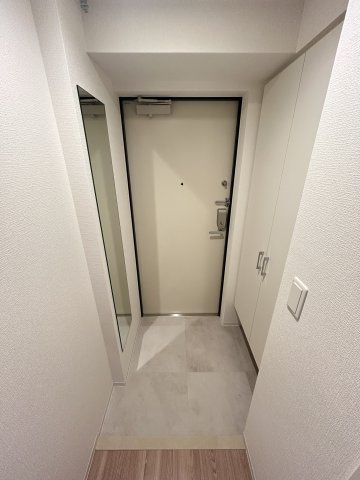 コンフォリア・リヴ淡路町一丁目の玄関